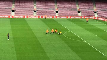 Un espont&aacute;neo salta al c&eacute;sped del Camp Nou en el partido frente a la UD Las Palmas. 