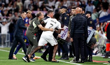 Vinicius increpa a Lamine Yamal.  