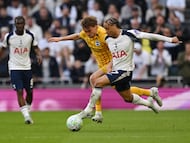 LONDON (United Kingdom), 18/04/2026.- Tottenham Hotspur's Xavi Simons (R) and Brighton and Hove Albion's Mats Wieffer in action during the English Premier League match Tottenham Hotspur against Brighton & Hove Albion, in London, Britain, 18 April 2026. (Reino Unido, Londres) EFE/EPA/DANIEL HAMBURY EDITORIAL USE ONLY. No use with unauthorized audio, video, data, fixture lists, club/league logos, 'live' services or NFTs. Online in-match use limited to 120 images, no video emulation. No use in betting, games or single club/league/player publications.