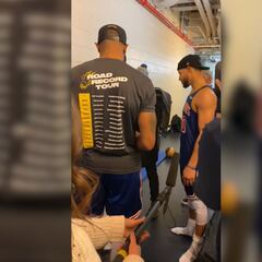 Curry regala un Rolex a los que le han acompañado durante todo su récord histórico