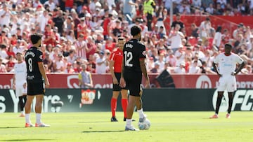 FOTODELDÍA - SEVILLA, 18/10/2025.- Segundos de protesta de los jugadores del Sevilla FC y el Mallorca en el estadio Ramón Sánchez Pijuán al comienzo del partido de liga entre Sevilla FC y Mallorca que se celebra, este sábado, en Sevilla. La Asociación de Futbolistas Españoles (AFE) anunció este viernes que, antes de cada partido de la novena jornada de Primera División, los jugadores protestarán de forma simbólica "por la falta de transparencia, diálogo y coherencia de LaLiga" sobre la posibilidad de disputar el Villarreal-Barcelona en Miami (Estados Unidos). EFE/José Manuel Vidal