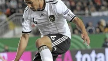 <b>TRABAJADOR. </b>Khedira salta en la pugna de un balón con Loria.