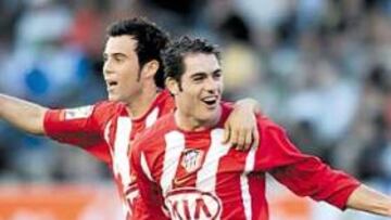 <b>GOLEADOR. </b>Molinero felicita a Antonio López tras marcar de falta en Vitoria.