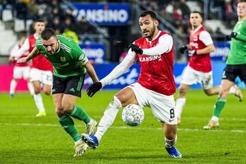 PEC Zwolle's Bram van Polen (L) and AZ Alkmaar's Vangelis Pavlidis fight for the ball during the Dutch Eredivisie football match between AZ Alkmaar and PEC Zwolle at the AFAS stadium on January 20, 2024 in Alkmaar. (Photo by Ed van de Pol / ANP / AFP) / Netherlands OUT