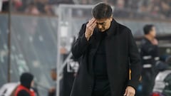 El entrenador de Colo Colo, Gustavo Quinteros, es fotografiado durante el partido del grupo F de la Copa Libertadores contra Deportivo Pereira.