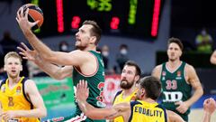 Zoran Dragic anota ante Egor Vyaltsev durante el TD Systems Baskonia - Khimki.