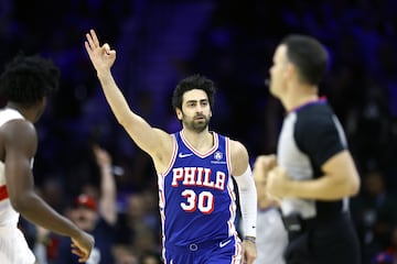 
El canterano del Anadolu Efes (28 años y 2,01) se marchó a la NBA en 2017, un año después de ser drafteado por los Sixers en el puesto 26. En Philadelphia se ha desarrollado toda su carrera NBA hasta el momento: 328 partidos en siete temporadas en las que ha promediado 6,8 puntos, 2 rebotes y 1,2 asistencias en algo más de 16 minutos en pista. Eso sí, las dos últimas temporadas sus minutos habían disminuido y su rol cada vez era más secundario. El alero, que ha apostado por el AS Mónaco en vez de regresar a su Turquía natal, estuvo en la agenda del Madrid como sustituto de Hezonja, si este hubiera, finalmente, abandonado el equipo.