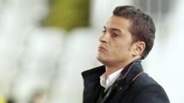 El entrenador del Almería Francisco Javier Rodríguez se dirige a sus jugadores desde la banda durante el encuentro de ida de los octavos de final de la Copa del Rey que Racing y Almería diputan esta noche en el estadio del Sardinero, en Santander.