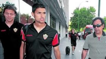 <b>CARAS CONOCIDAS.</b> El Almería llegó ayer por carretera hasta Sevilla, siendo dos de sus atracciones la presencia de Hugo y Negredo.