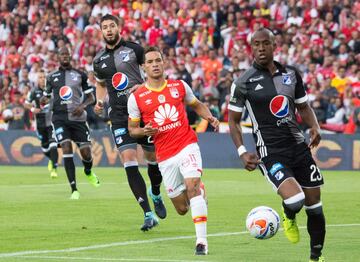 Santa Fe y Millonarios se enfrentaron en el estadio El Campín por la décima fecha de la Liga Águila II-2017, jornada de clásicos regionales en el fútbol colombiano.