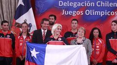 La Presidenta Michelle Bachelet entrega la Bandera de Chile a Erika Olivera