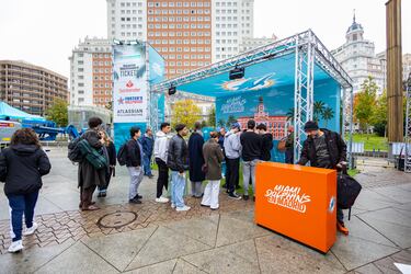 La Plaza de España de Madrid acoge la Fan Zone de los Miami Dolphins. 