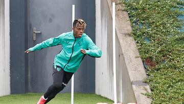 LEZAMA (BIZKAIA), 06/05/2025.- Nico Williams calienta separado del resto de la plantilla durante el entrenamiento que el Athletic Club ha celebrado este martes, preparatorio del partido de Liga Europa del jueves ante el Manchester United, choque de vuelta de semifinales.- EFE/ Miguel Toña