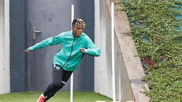 LEZAMA (BIZKAIA), 06/05/2025.- Nico Williams calienta separado del resto de la plantilla durante el entrenamiento que el Athletic Club ha celebrado este martes, preparatorio del partido de Liga Europa del jueves ante el Manchester United, choque de vuelta de semifinales.- EFE/ Miguel Toña