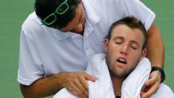 El estadounidense Jack Sock recibe asistencia debido a un golpe de calor.