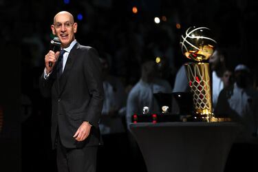 Adam Silver, comisionado de la NBA desde el 1 de febrero de 2014, realiza la apertura de la entrega de anillos de campeones a la plantilla de los Denver Nuggets.