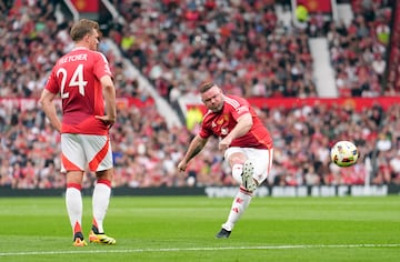 Rooney fue el encargado de lanzar todas las jugadas a bal¨®n parado que tuvo su equipo.