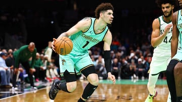 LaMelo Ball de los Charlotte Hornets en el partido ante los Milwaukee Bucks en el Spectrum Center.