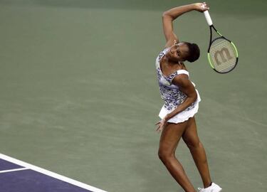 Venus Williams upstages sister Serena at Indian Wells