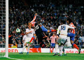 Diego López, Raúl Albiol y Xabi Alonso no pudieron hacer nada ante el remate del brasileño.