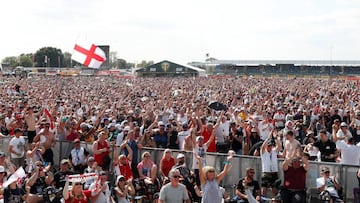 Aficionados brit&aacute;nicos celebrando el gol de Inglaterra en el circuito de Silverstone. 