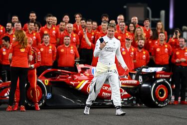 visitan las escuderías durante un descanso del rodaje de la película F1, film sobre el mundo de la Fórmula 1.