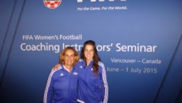 De izquierda a derecha, Marta Tejedor y Patricia Gonz&aacute;lez, en el seminario de instructores de f&uacute;tbol femenino FIFA que se celebra en Canad&aacute;. 
