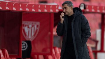 Athletic Bilbao's Spanish coach Ernesto Valverde talks on the phone as the match is being suspended due to a medical issue in the tribunes, during the Spanish league football match between Granada FC and Athletic Club Bilbao at Los Carmenes stadium in Granada on December 10, 2023. (Photo by JORGE GUERRERO / AFP)