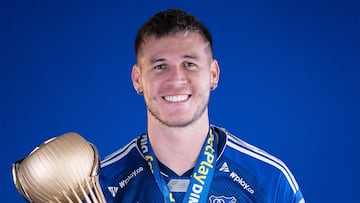 Juan Pablo Vargas vuelve a Millonarios y recibe la medalla de campeón.