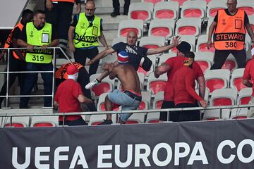 Brutal pelea entre los ultras del Niza y del Colonia en el partido de Conference League que ha dejado siete heridos, dos de ellos graves.  