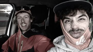 Dorian Densmore y Adrià Millan dentro de una furgoneta mirando a cámara, sonriendo y haciendo muecas vestidos de nieve.