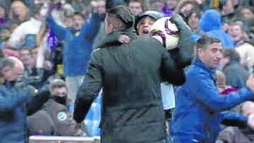 El Giuliano recogepelotas que celebraba con su padre al Atlético de 2015. 