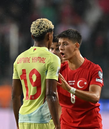 Durante el duelo entre la selección española y Turquía saltaron chispas entre los jóvenes jugadores del Fútbol Club Barcelona y el Real Madrid. Güler se disponía a sacar una falta, Lamine Yamal se colocó delante del balón impidiéndolo y el turco le lanzó un empujón al jugador del club blaugrana. 