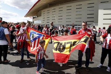 Desde las 10:00 de la mañana los aficionados atléticos celebran el estreno del nuevo estadio rojiblanco Wanda Metropolitano en los alrededores del estadio.
