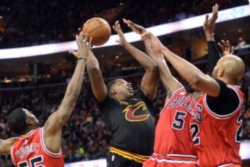 Tristan Thompson, E'Twaun Moore y Bobby Portis defienden ante Taj Gibson.