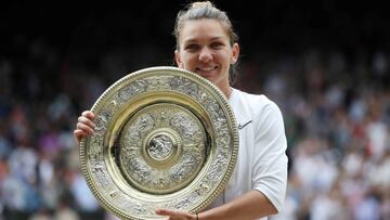 Simona Halep posa con el trofeo de campeona femenina de WImbledon de 2019