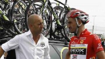 <b>EXPECTANTES. </b>Matxin y Juanjo Cobo durante la Vuelta a España.