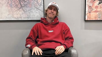 El rider de MTB Fabio Wibmer sentado en un sillón en Chile, en abril del 2023.