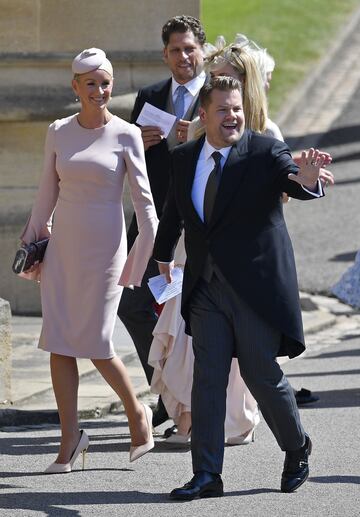 El presentador británico James Corden y Julia Carey.