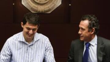 <b>ACUERDO. </b>Sánchez, Mirotic y Valdano, en el momento de la firma.