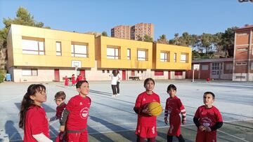 Kellog¡¯s organiza en el CEIP Felipe II unas jornadas que mezclan el baloncesto con comida saludable para ni?os en riesgo de exclusi¨®n social.