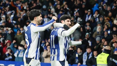 Los jugadores de la Real Sociedad felicitan a Guedes por su gol.