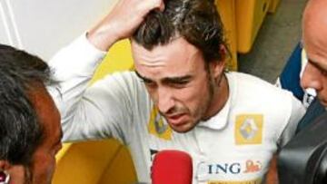 <b>DECEPCIÓN. </b>Alonso atiende a los medios de comunicación poco después de su abandono en Valencia.