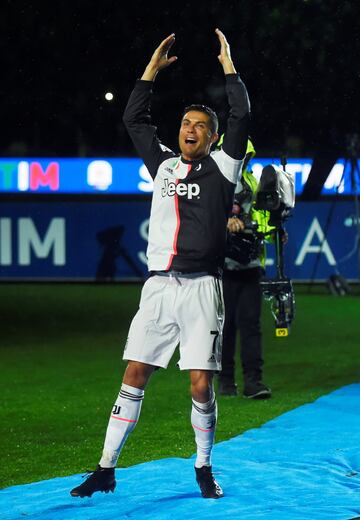 Cristiano Ronaldo realizando su gesto característico en la celebración de la Juve. 