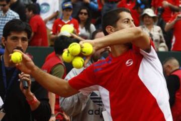 Hans Podlipnik regala pelotas a la gente que asistió al partido de dobles.