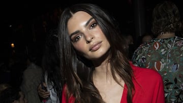 Emily Ratajkowski attends the Yamamoto Spring-Summer 2022 ready-to-wear fashion show presented in Paris, Friday, Oct. 1, 2021.  *** Local Caption *** .