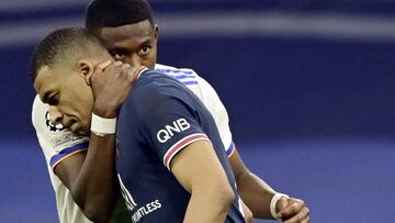 Real Madrid's Austrian defender David Alaba (L) comforts Paris Saint-Germain's French forward Kylian Mbappe during the UEFA Champions League round of 16 second league football match between Real Madrid CF and Paris Saint-Germain at the Santiago Bernabeu stadium in Madrid on March 9, 2022. (Photo by JAVIER SORIANO / AFP)