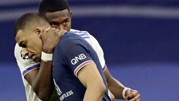 Alaba y Mbapp¨¦, durante el ¨²ltimo Madrid-PSG.