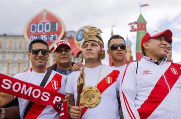 ELX02. Moscow (Russia), 13/06/2018.- Soccer fans from Peru gather ahead of the FIFA World Cup 2018 in Moscow, Russia, 13 June 2018. The FIFA World Cup 2018 will take place in Russia from 14 June to 15 July 2018. (Mundial de Fútbol, Moscú, Rusia) EFE/EPA/ERIK S. LESSER