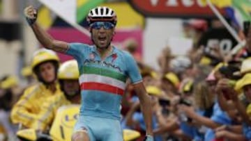 Vincenzo Nibali celebra su heroica victoria en La Toussuire.